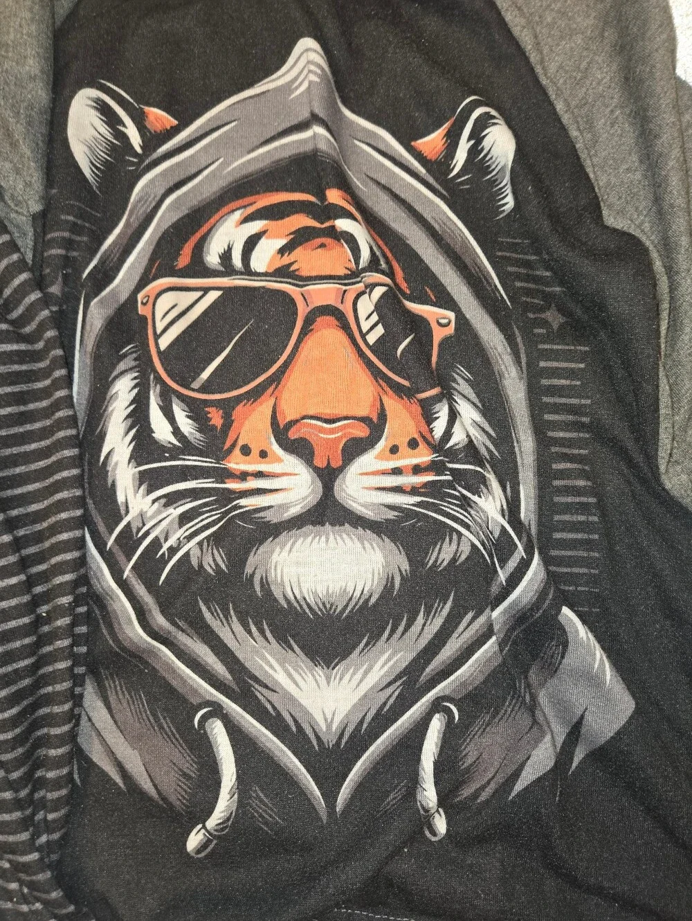 Like NEW Condition Boys Tiger Pajama Set, Size Medium 8